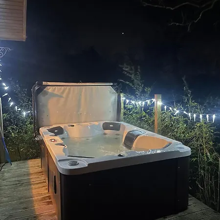 Country Retreat With Hot Tub *